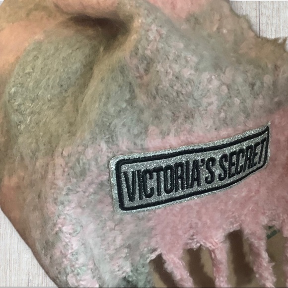 Super warm and soft Victoria Secret pink and grey scarf - Picture 5 of 5